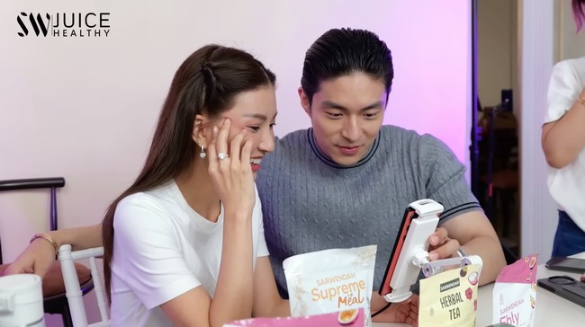 Melihat kedekatan keduanya, banyak netizen yang ikut baper dan menduga jika keduanya berpacaran. Foto: YouTube/Sarwendah Juice Official/Sarwendah Official