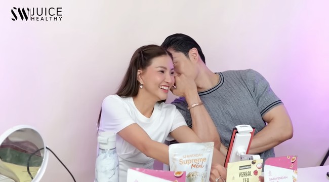 Meski memiliki perbedaan usia 4 tahun, dimana Gio lebih muda dari Sarwendah, namun keduanya tetap terlihat kompak dan serasi. Gio diketahui lahir pada tahun 1993, sementara Sarwendah 1989. Foto: YouTube/Sarwendah Juice Official/Sarwendah Official