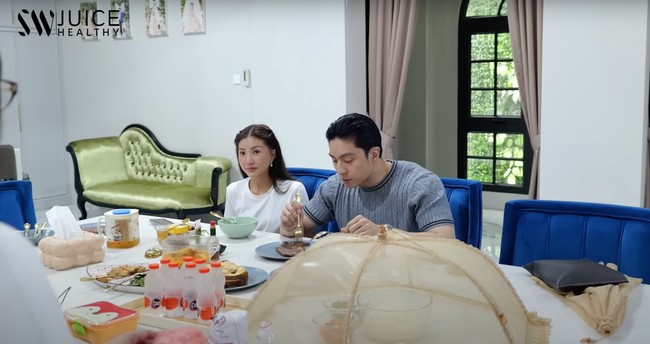 Momen saat keduanya duduk berdampingan dan makan bersama setelah selesai live bareng. Foto: YouTube/Sarwendah Juice Official/Sarwendah Official
