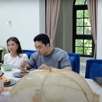 Momen saat keduanya duduk berdampingan dan makan bersama setelah selesai live bareng. Foto: YouTube/Sarwendah Juice Official/Sarwendah Official