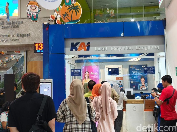 Sejumlah penumpang mendatangi Stasiun Gambir usai layanan pemesanan tiket online sempat gangguan (Kurniawan F/detikcom)