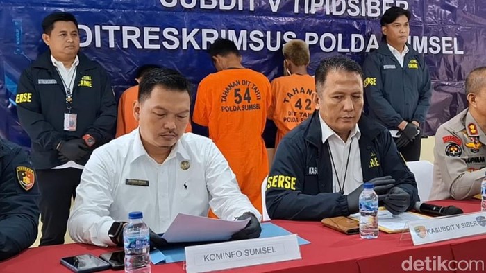 Sekdis Kominfo hadiri konferensi pers kasus jual video porno via medsos.
