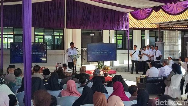 Senyum anak-anak murid SDN 2 Kujang yang senang gedung sekolahnya yang ludes terbakar kini selesai dibangun lagi.