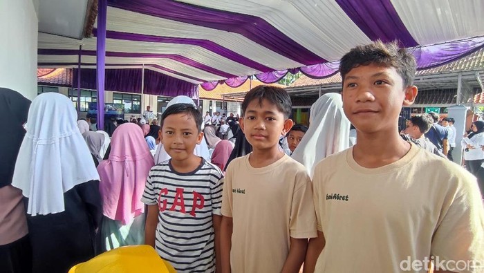 Senyum anak-anak murid SDN 2 Kujang yang senang gedung sekolahnya yang ludes terbakar kini selesai dibangun lagi.