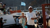 Turis turun dari kapal pesiar di Pulau Santorini. Pemberlakuan retribusi ini mengikuti langkah-langkah di wilayah Eropa lainnya, di mana penduduknya marah karena wisatawan menaikkan biaya sewa dan menguras sumber daya. Foto: REUTERS/Louiza Vradi