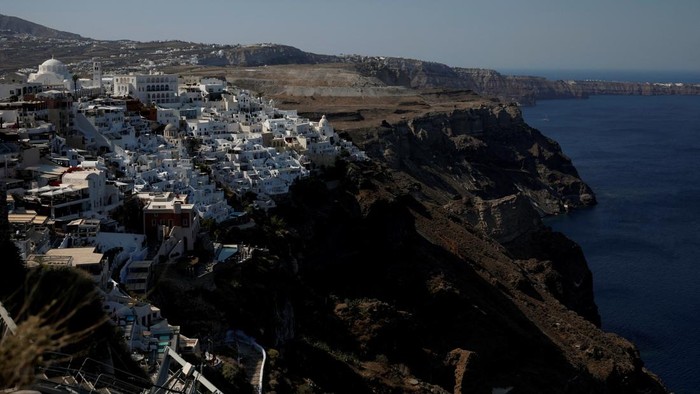 Siap-siap, Yunani Terapkan Pajak Baru untuk Turis Kapal Pesiar ke Santorini Passengers of cruise ship