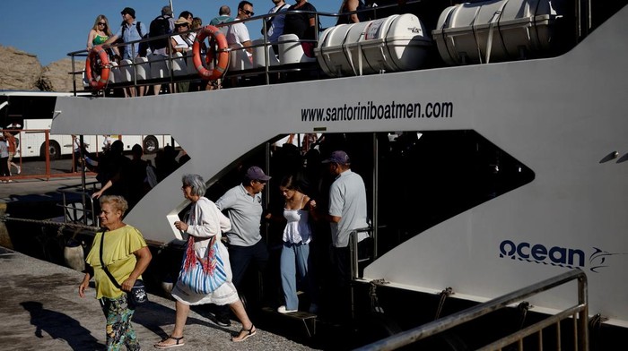 Siap-siap, Yunani Terapkan Pajak Baru untuk Turis Kapal Pesiar ke Santorini Passengers of cruise ship
