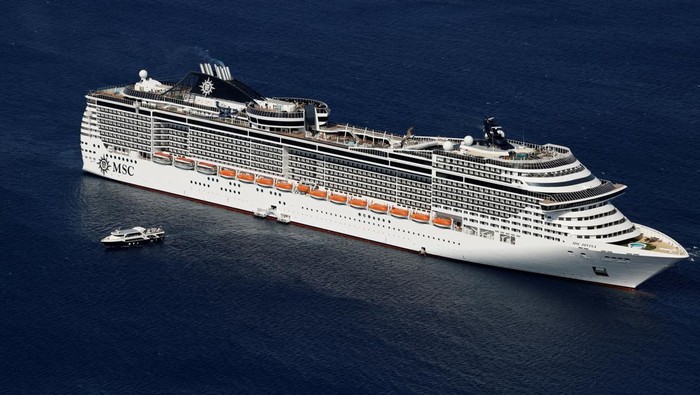 Passengers of cruise ship 