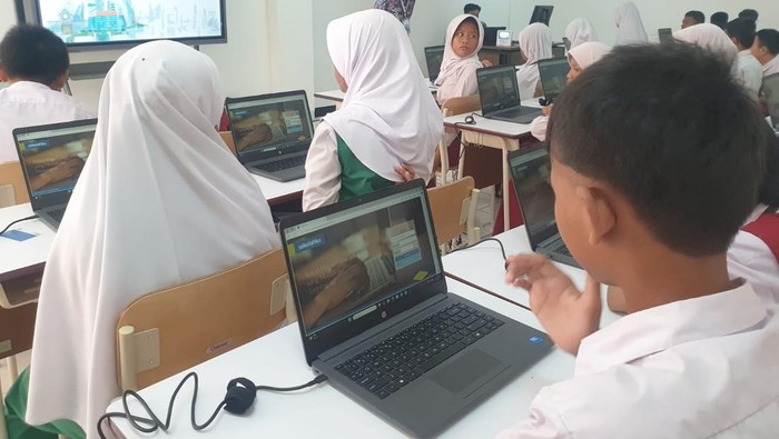 Simulasi kegiatan belajar mengajar dan aktivitas Sekolah Rakyat di Sentra Handayani, Jakarta Timur, Rabu (9/7/2025).