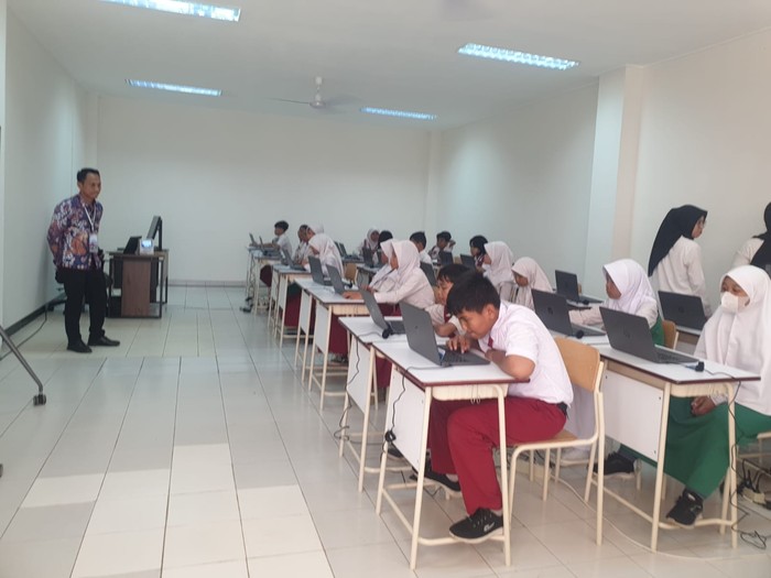 Simulasi kegiatan belajar mengajar dan aktivitas Sekolah Rakyat di Sentra Handayani, Jakarta Timur, Rabu (9/7/2025).
