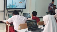 Proses belajar mengajar juga disimulasikan pada kegiatan ini. Kelas siswa SR dilengkapi dengan papan tulis interaktif atau smart board dan laptop yang tersedia dikhususkan untuk siswa. Foto: Devita Savitri/detikcom