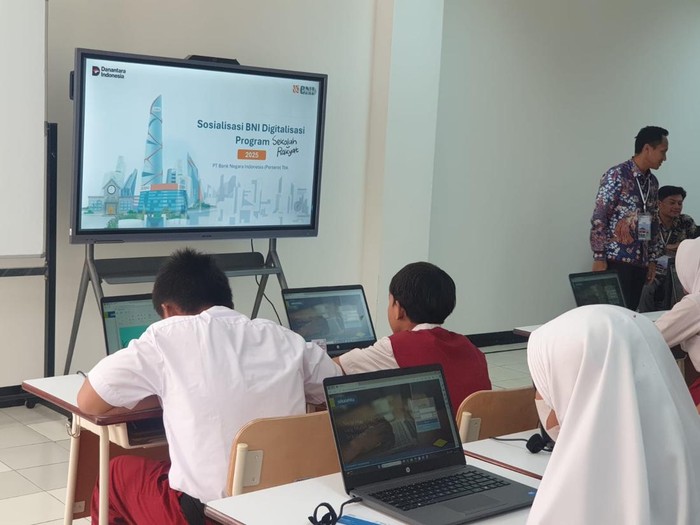 Simulasi kegiatan belajar mengajar dan aktivitas Sekolah Rakyat di Sentra Handayani, Jakarta Timur, Rabu (9/7/2025).