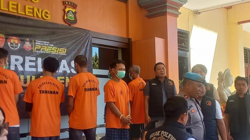 Sindikat pengedar sabu Jawa-Bali dihadirkan dalam konferensi pers di Mapolres Buleleng, Rabu (9/7/2025). (Wijaya Kusuma/detikBali)