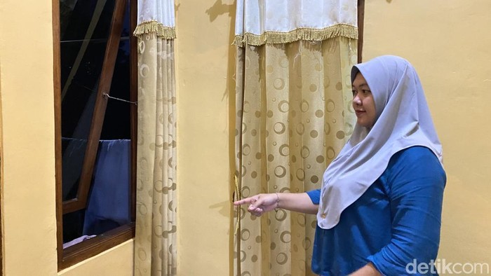 Siti Indriani warga Sukabumi yang disambangi king kobra