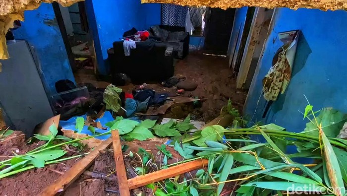 Situasi di lokasi longsor yang menewaskan Ibrahim, pelajar SMP berusia 15 tahun di Sukabumi (