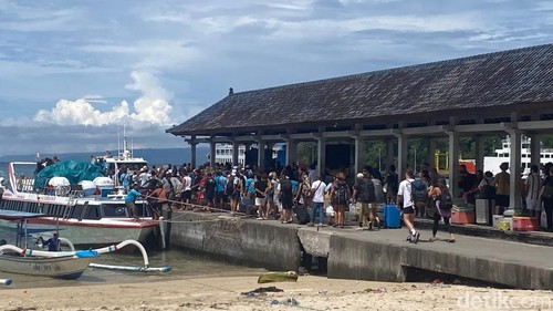 Suasana di Pelabuhan Rakyat Padangbai untuk penyeberangan fast boat menuju Pelabuhan Pemenang, NTB.