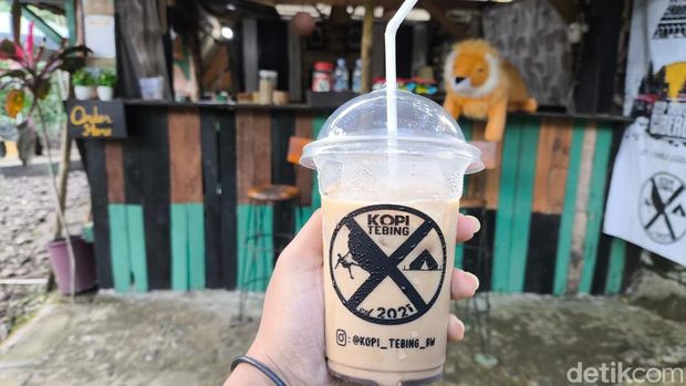 Suasana Kedai Kopi Tebing Kuningan