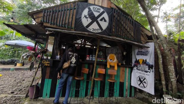 Suasana Kedai Kopi Tebing Kuningan