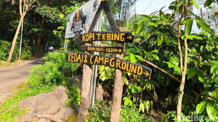 Suasana Kedai Kopi Tebing Kuningan