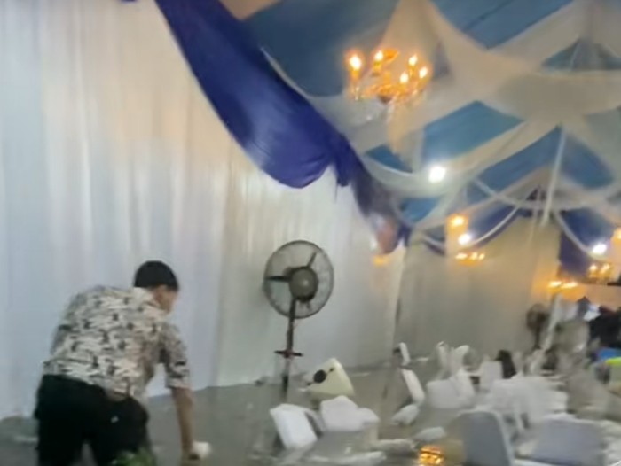 Suasana lokasi pernikahan yang terendam banjir.