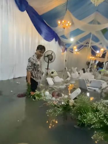 Suasana lokasi pernikahan yang terendam banjir.
