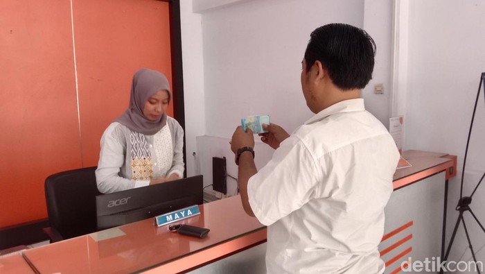 Suasana penyaluran BSU di Kantor Pos Indramayu