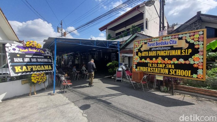 Suasana rumah duka diplomat muda Kemlu yang ditemukan tewas di kos wilayah Menteng, Jakarta Pusat, Rabu (9/7/2025). Rumah duka di Jalan Munggur, Jomblang, Karangbendo, Banguntapan, Bantul.