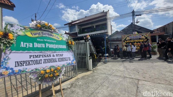 Suasana rumah duka diplomat muda Kemlu yang ditemukan tewas di kos wilayah Menteng, Jakarta Pusat, Rabu (9/7/2025). Rumah duka di Jalan Munggur, Jomblang, Karangbendo, Banguntapan, Bantul.