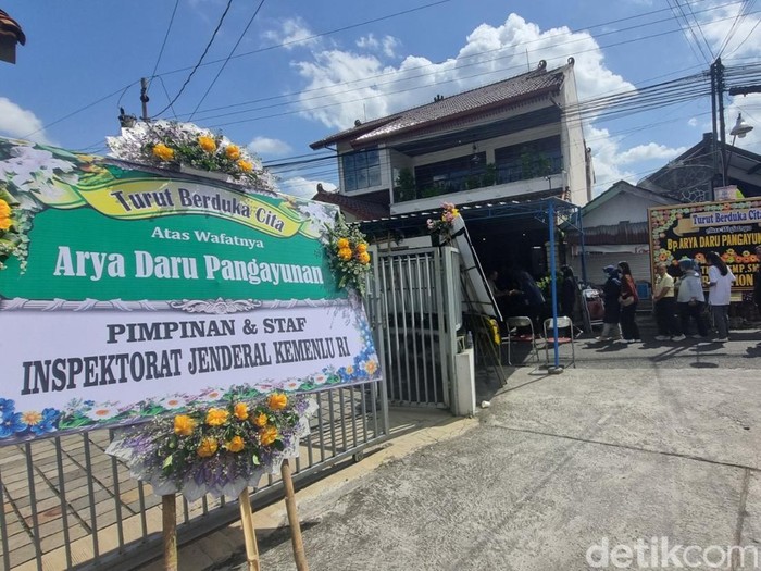 Suasana rumah duka diplomat muda Kemlu yang ditemukan tewas di kos wilayah Menteng, Jakarta Pusat, Rabu (9/7/2025). Rumah duka di Jalan Munggur, Jomblang, Karangbendo, Banguntapan, Bantul.
