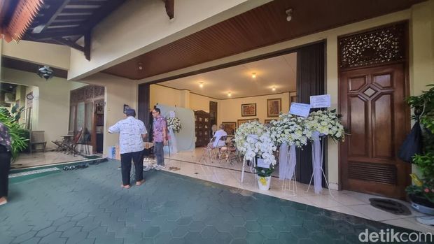 Suasana rumah duka diplomat muda Kemlu yang ditemukan tewas di kos wilayah Menteng, Jakarta Pusat, Rabu (9/7/2025). Rumah duka di Jalan Munggur, Jomblang, Karangbendo, Banguntapan, Bantul.