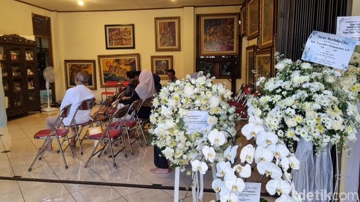 Suasana rumah duka diplomat muda Kemlu yang ditemukan tewas di kos wilayah Menteng, Jakarta Pusat, Rabu (9/7/2025). Rumah duka di Jalan Munggur, Jomblang, Karangbendo, Banguntapan, Bantul.