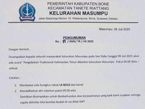 Pengobatan Gratis Ibu Dayak di Bone, Warga Diminta Bawa Rokok Hitam-Korek