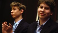 Yair Netanyahu (kiri) dan Avner Netanyahu (kanan) pada tahun 2009. Selain itu, perhatian media juga menyentuh putra lainnya, Yair Netanyahu, yang sedang diperiksa atas dugaan penggunaan paspor diplomatik tanpa hak. (Getty Images/David Silverman)