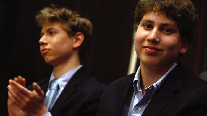 Takut Celaka, Anak Netanyahu Diam-diam Ganti Nama JERUSALEM - MARCH 31: Yair (L) and Avner Netanyahu, the sons of Incoming Israeli Prime Minister Benjamin Netanyahu, applaud during the session swearing-in their father's new coalition government in the Knesset, the Israeli parliament, on March 31, 2009 in Jerusalem. Netanyahu announced his new government and outlined its plans to solve the economic crisis and make peace with the Arabs. (Photo by David Silverman/Getty Images)