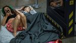 Takut Serangan Rusia, Warga Kyiv Berlindung di Stasiun Metro