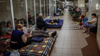 Stasiun bawah tanah kembali menjadi tempat perlindungan warga dari gempuran udara Rusia. REUTERS/Alina Smutko