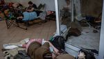 Takut Serangan Rusia, Warga Kyiv Berlindung di Stasiun Metro