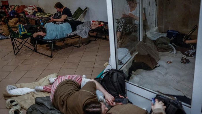 Warga Kyiv berlindung di stasiun metro saat sirene serangan udara berbunyi. Rusia kembali melancarkan serangan ke Ukraina pada 9 Juli 2025.