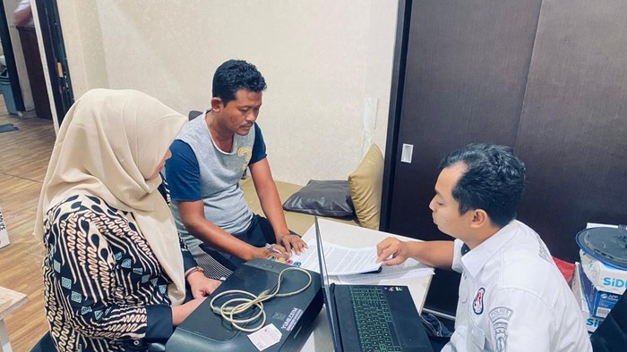 Tersangka Sugeng didampingi pengacaranya saat diperiksa penyidik