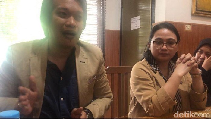 NM (29) dibunuh pacarnya, Alvaro Jordan Zwageri. Kuasa hukum keluarga korban, Kartika Candrasari menduga pelaku melakukan pembunuhan berencana sehingga menuntut penambahan hukuman.