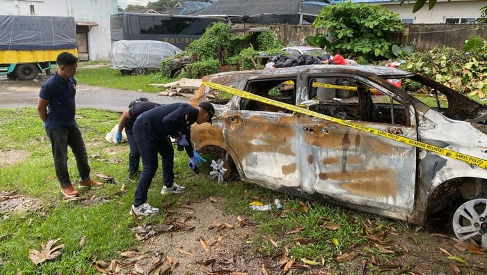 Tim Labfor Palembang mengambil sampel mobil terbakar.