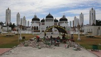 Pekerja membongkar lantai keramik halaman masjid yang rusak. Renovasi meliputi perbaikan membran dan sistem hidrolik payung, lantai marmer, tempat wudu, dan fasilitas lainnya guna kenyamanan jamaah saat beribadah dan wisatawan yang berkunjung. Foto: ANTARA FOTO/Ampelsa