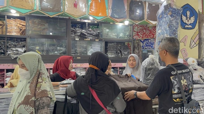 Toko seragam di Surabaya yang mulai ramai diserbu pembeli jelang tahun ajaran baru
