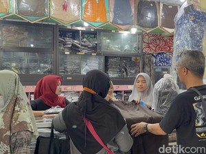 Toko Seragam di Surabaya Diserbu Pembeli Jelang Tahun Ajaran Baru