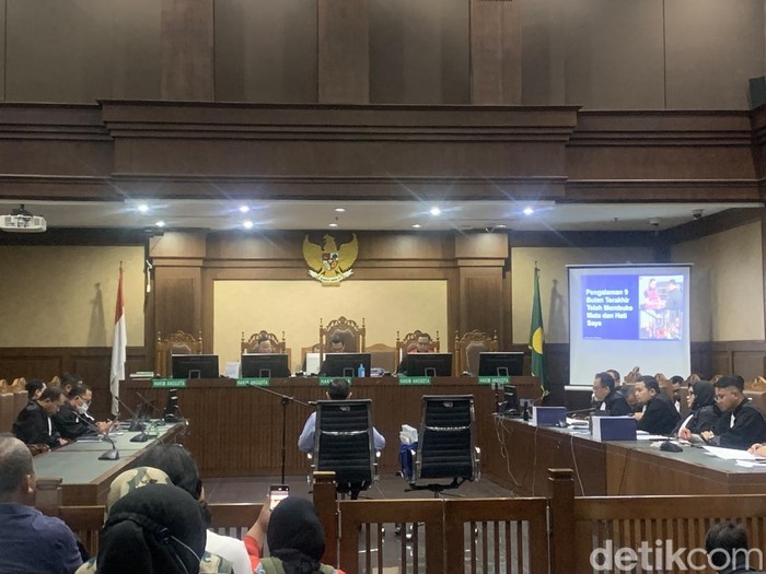 Tom Lembong saat membacakan pleidoi di persidangan. (Mulia/detikcom)