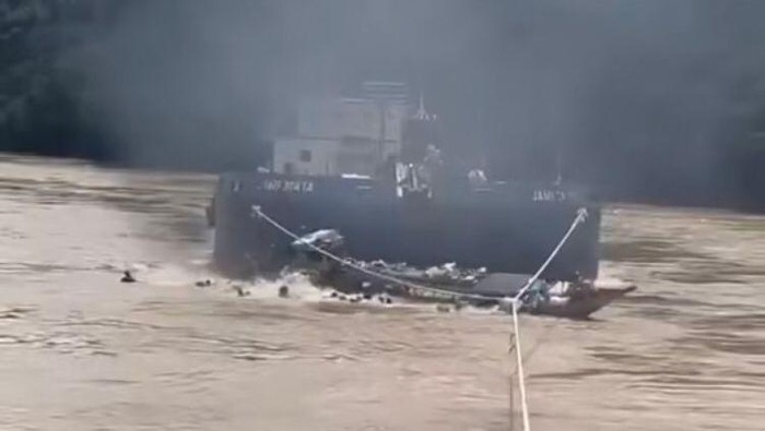 Tongkang tabrak perahu penumpang di Kalimantan Tengah.