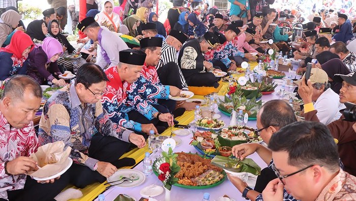 Tradisi Beseprah. Foto: laman Prokopim Kutai Kartanegara