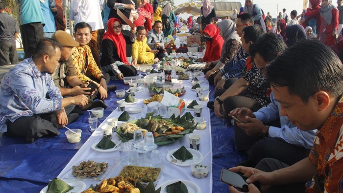 Tradisi Beseprah. Foto: laman Prokopim Kutai Kartanegara
