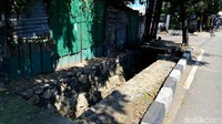 Dengan kondisi trotoar seperti ini, trotoar tidak layak dilintasi pejalan kaki.