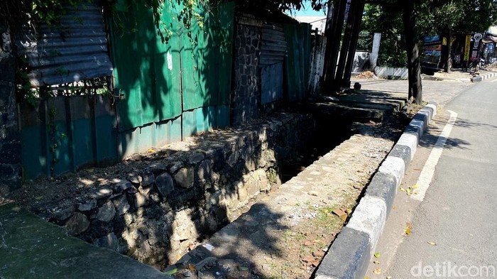 Penampakan trotoar rusak di Kota Bandung yang sulit dilintasi.